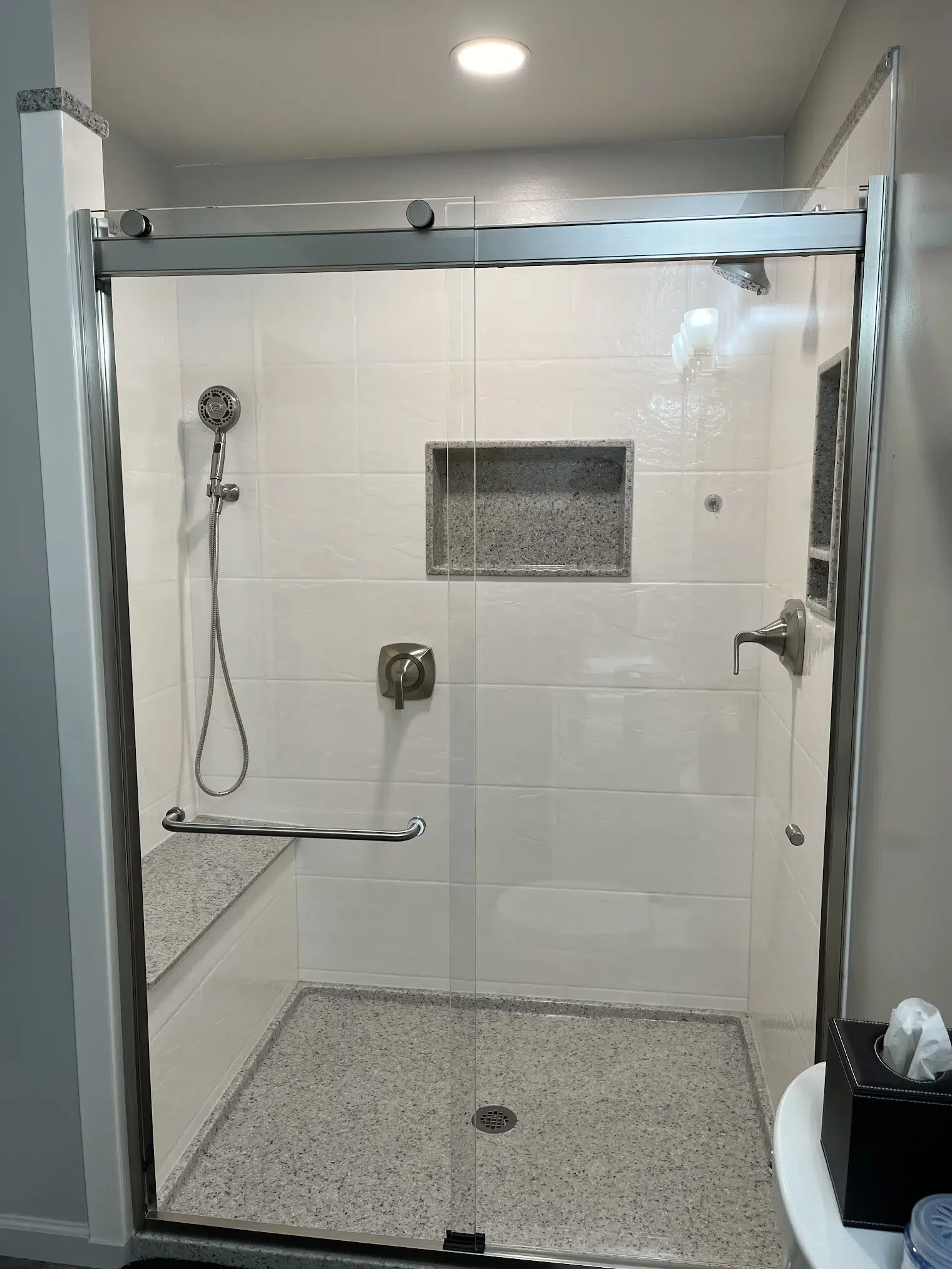 Stone-look shower with recessed storage niches